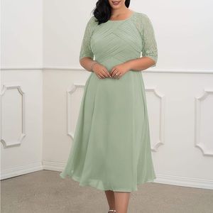 Beautiful mother of the groom dress.